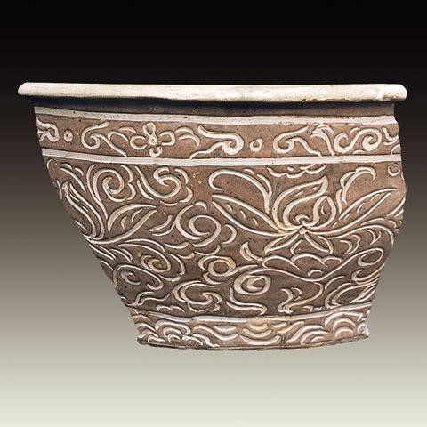 Ewer found from Tran dynasty with ivory glazed. Adapted from Vietnam National Museum of History.