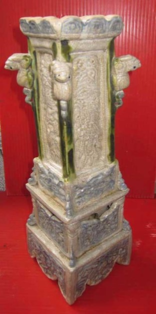 Mac Dynasty lamp shelf in Ha Tinh Museum. Adapted from Vietnamnet Global n.d